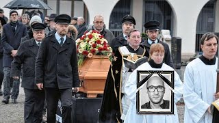 Ritschis Beerdigung fand statt und die Menschen brachten Blumen, um sich von ihm zu verabschieden