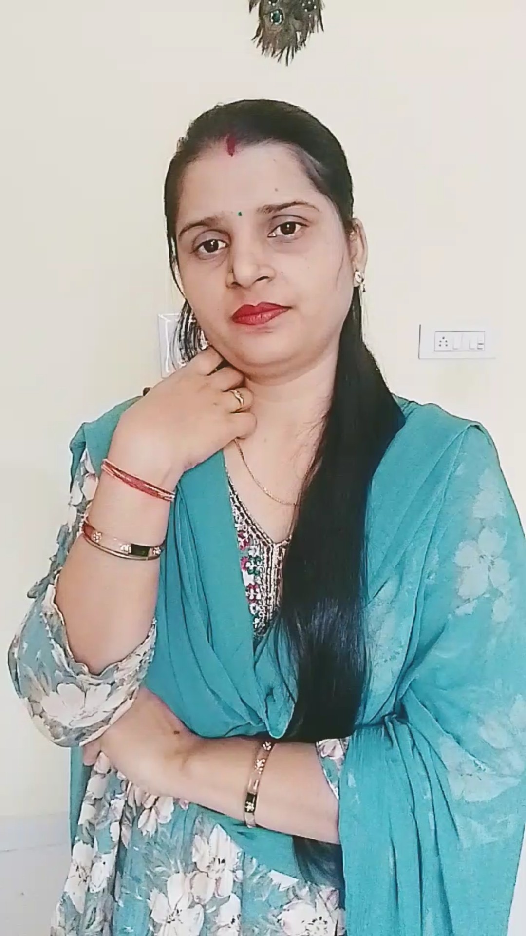 इस महीने आपसे कम लडूगी?  #comedyshorts #funnyshorts #shorts #husbanwifecomedy #ytshorts