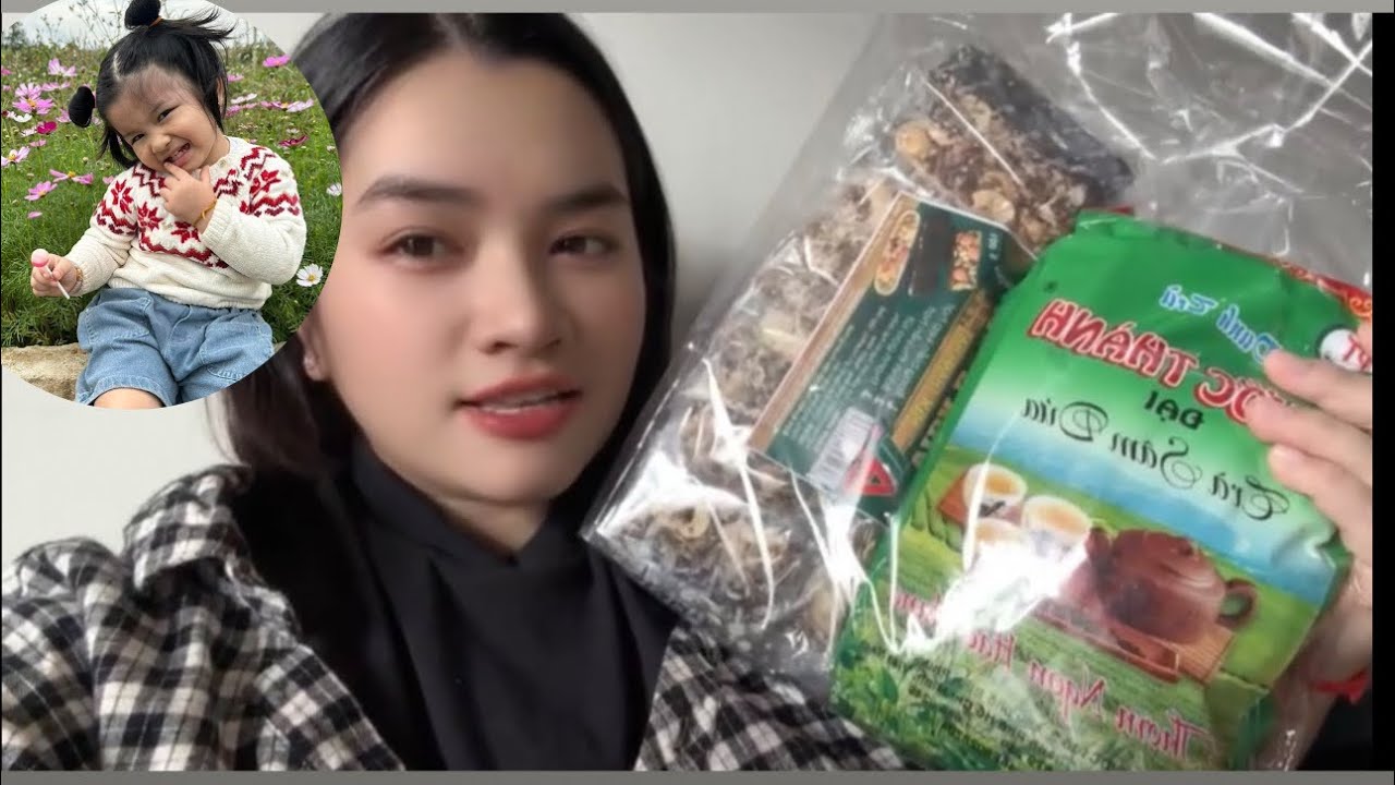 GIA ĐÌNH NHỎ CỦA BÉ HUỲNH ĐEM QUÀ TẶNG CÔ GIÁO  VÀ BÀ CÔ HÀNG SỚM..
