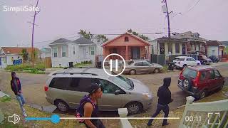 FULL VIDEO: Doorbell camera captures shootout in New Orleans Resimi