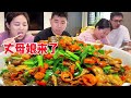 【超小厨】丈母娘来作客女婿安排大餐，用8斤牛蛙煮鳝鱼，却把舅母子吓的不敢说话！