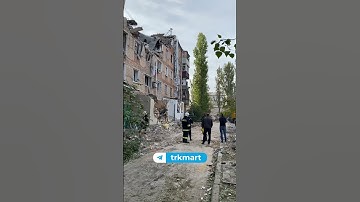 Миколаїв. 13.10.22. Унаслідок обстрілу окупантів пошкоджено п’ятиповерхівку. Є загиблі.