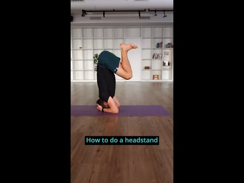 Video: Hur man utför ett headstand (Yoga): 15 steg (med bilder)