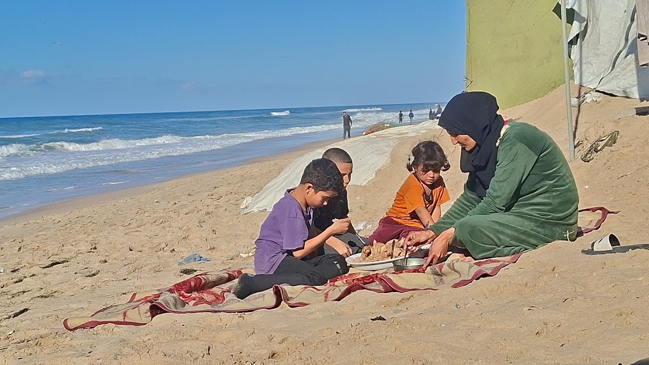 تجربة قاسية في داخل خيمة نايلون على شاطئ غزة ❄️🏕 من قلب المعاناة… ليلتنا في خيمة  أمام أمواج غزة 🌧🌊
