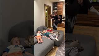 Papai é flagrado sendo romântico 😂 (@pavlov_family_)