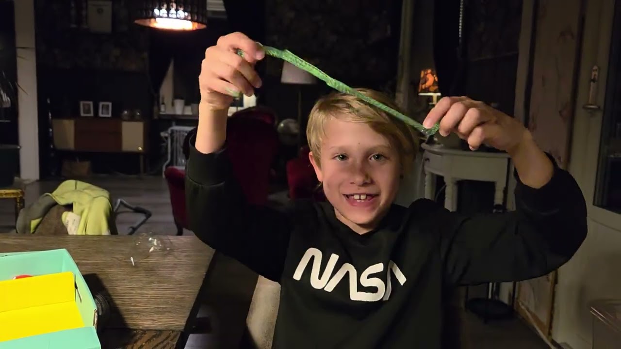 ÖPPNAR SPÄNNANDE PRANK-LÅDA