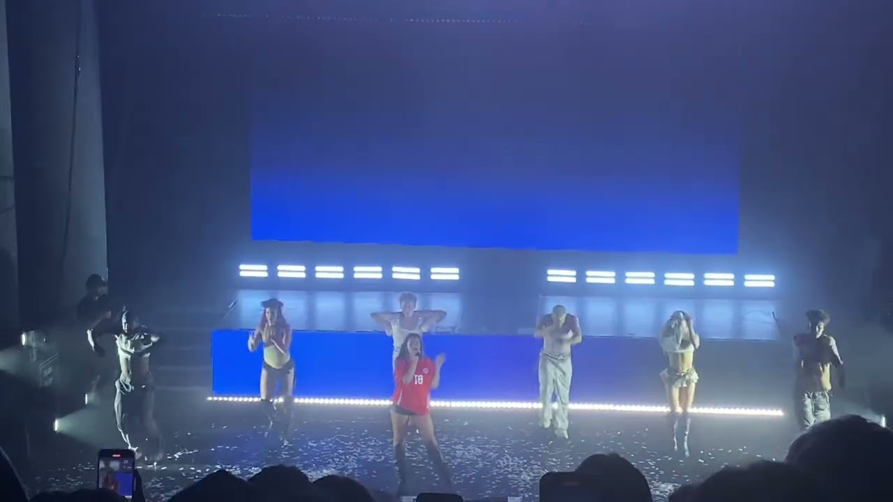 greedy - tate mcrae (live in santiago cl)