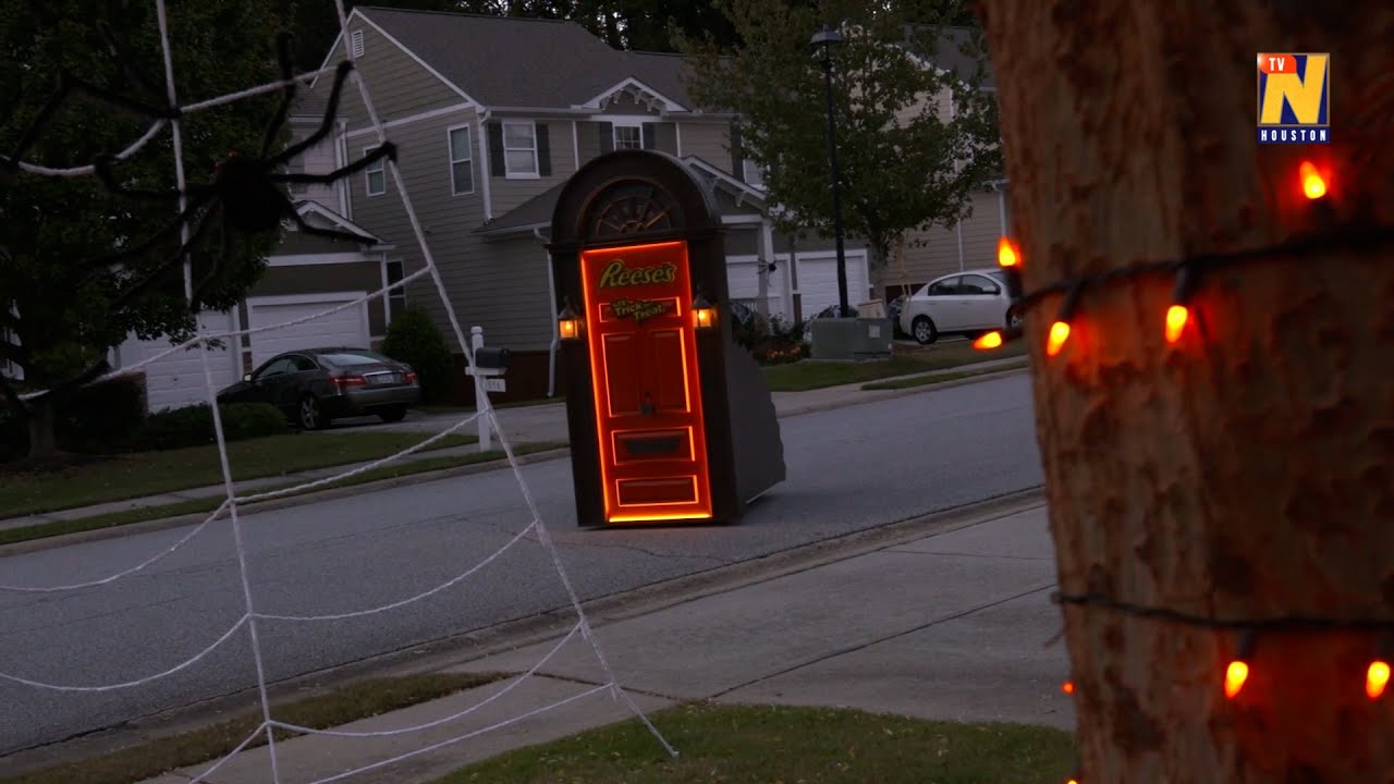 REESE'S HALLOWEEN DOOR GIVES HANDS-FREE TREATS