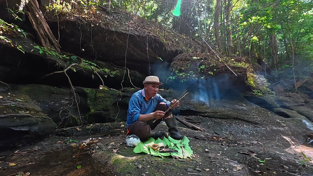 ຍ່າງເລາະປ່າຄົນດຽວ//เดินเลาะป่าคนเดียว Dong Una