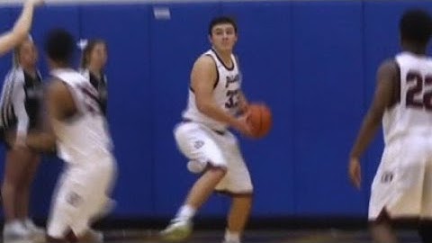 Zie hoe de speler een wilde buzzer-beater op het hele veld maakt