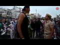رجل عملاق يضرب شرطي هندي