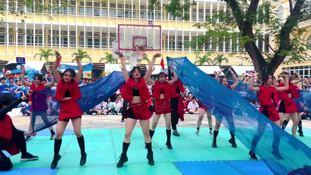 Flashmob của THPT Chuyên Trần Đại Nghĩa “Kéo em về làm vợ. Trưởng nữ chạy trốn” - Hội trại cụm 1