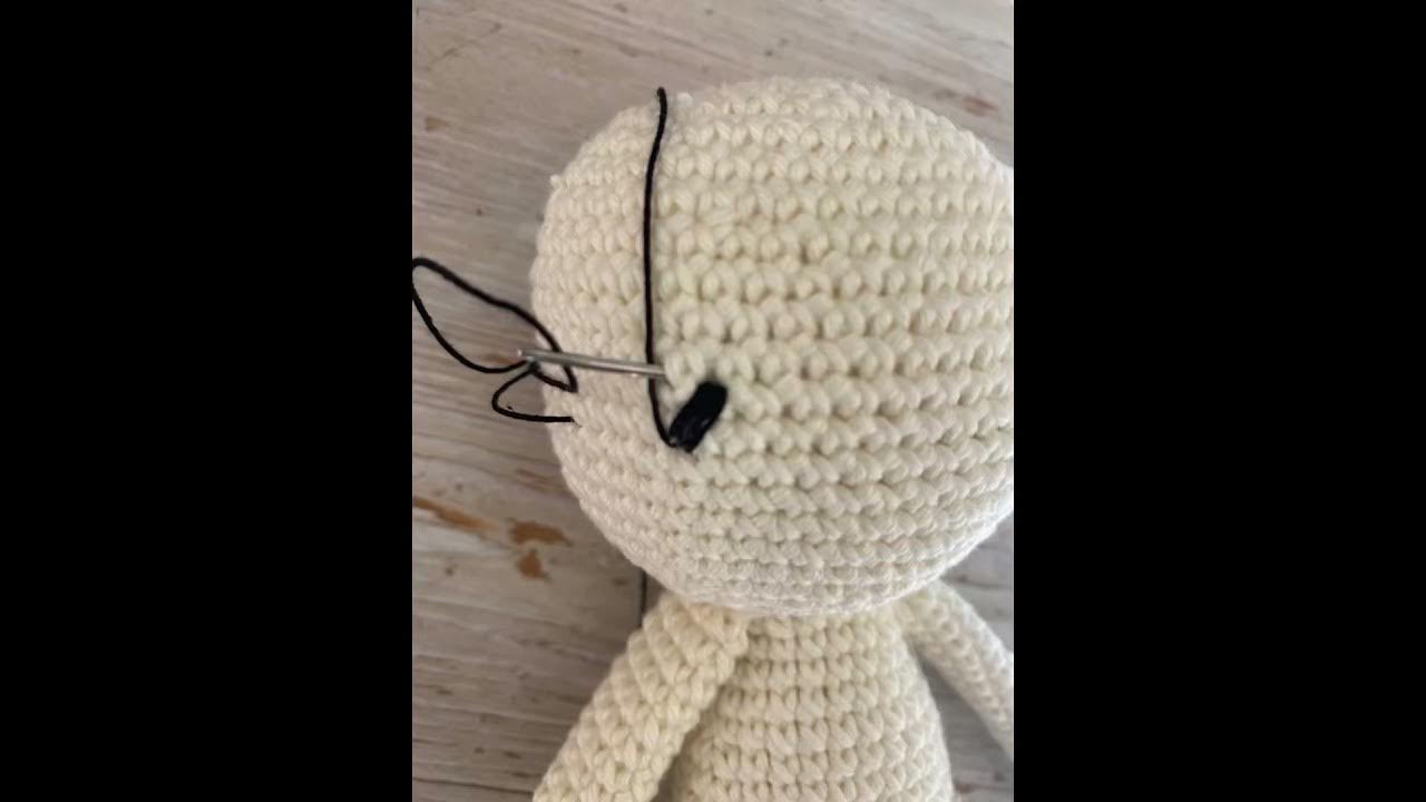 Poser des yeux a son Amigurumi. TUTO 