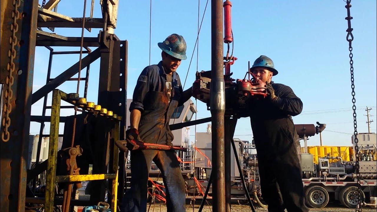 Нефтедобывающая промышленность. Oil and gas drilling rig. Нефтегазовая компания. Бурильщик нефтяных и газовых скважин. Нефтяные магнаты азербайджана.