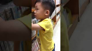 這個是什麼?充滿好奇心的小孩!