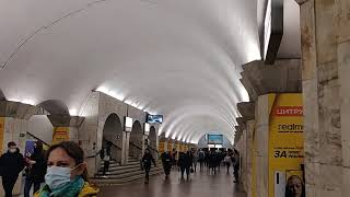 Метро. Киев. На станции метро Площадь Независимости, карантин красная зона, пассажиры метрополитена
