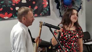 6 Lipca 2024 Utalentowana Córka Gitarzysty Ma Piękny Głos I Cudownie Śpiewa - Tańce W Stąporkowie