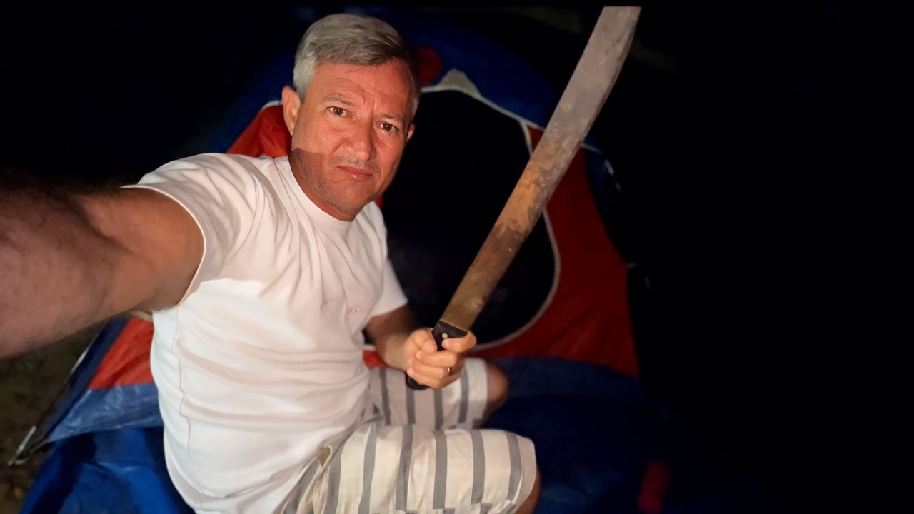 Noite tensa no ACAMPAMENTO ⛺️ Tudo começou de madrugada! O jeito foi pegar o facão! Pescaria.