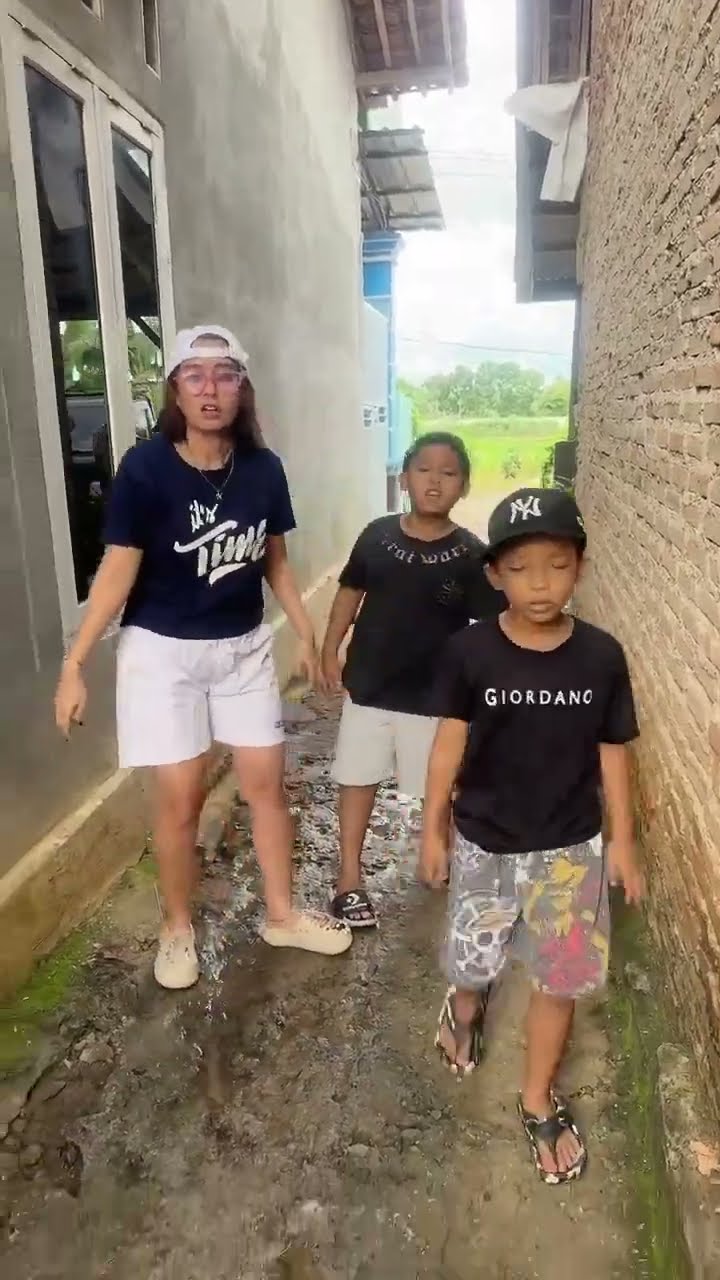 Vidio kocak dan gokil @nyaikembang1nyaikembang1 /akibat suka main di pasar?