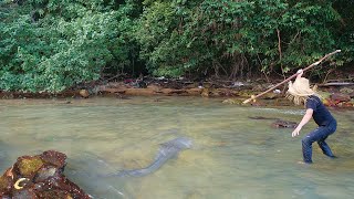 Primitive Technology: Spear Thrower Catch Fish