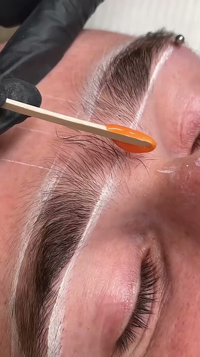 The most #satisfying mono brow wax! Using @italwax_usa coral wax #eyebrows #waxing #browmapping