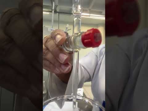 Vídeo: Ao preparar uma bureta para uso em laboratório?