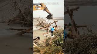 Precision Work Using an XCMG Excavator for Emergency Flood Control: How to Close a Breach Under