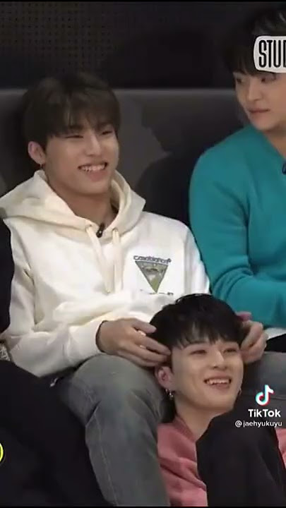 the way Jihoon look at Jeongwoo  aaaa 🦋🦋 #treasure #jihoon #junkyu #jeongwoo #shorts #fyp