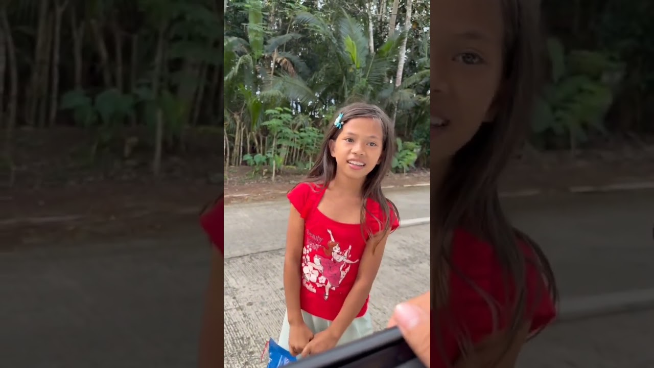 Sa iyang Batang edad. Kabalo na siya manginabuhe🥰🥰