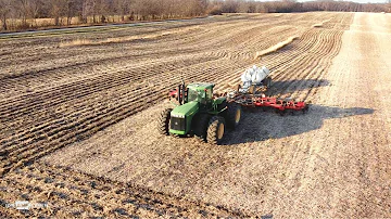 Kolik bušlů pojme kombajn John Deere 9400?