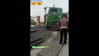 Detik - Detik Ban Kontainer Meledak Didepan Pak Polisi