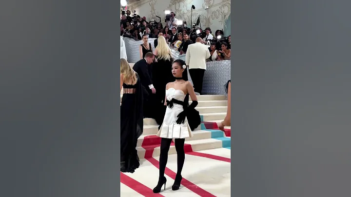 🖤💗 Blackpink’s Jennie Kim Arrives at the Met Gala 📷 - 天天要聞