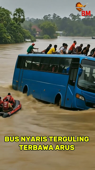 Bus Penuh Penumpang di Atap Nyaris Terguling terbawa arus