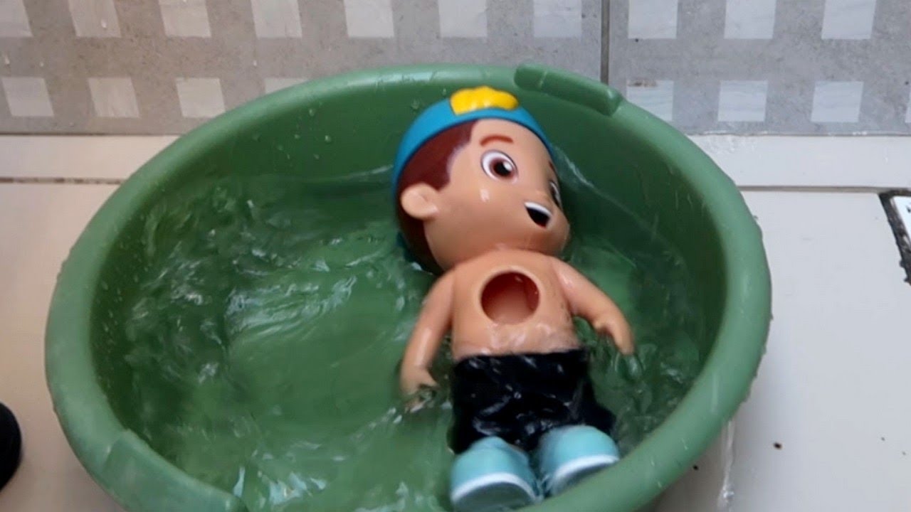 BONECO DO LUCCAS NETO PERDIDO! Meu irmão jogou na BACIA SUJA