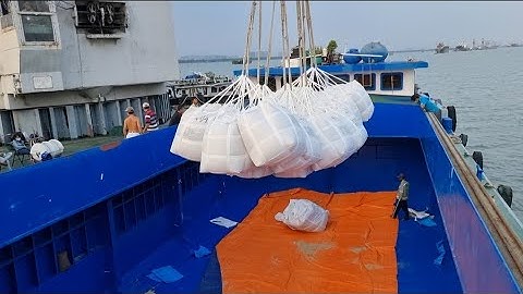 Sà lan giao gạo cho tàu xuất khẩu sang Hàn Quốc | cuộc sống sà lan