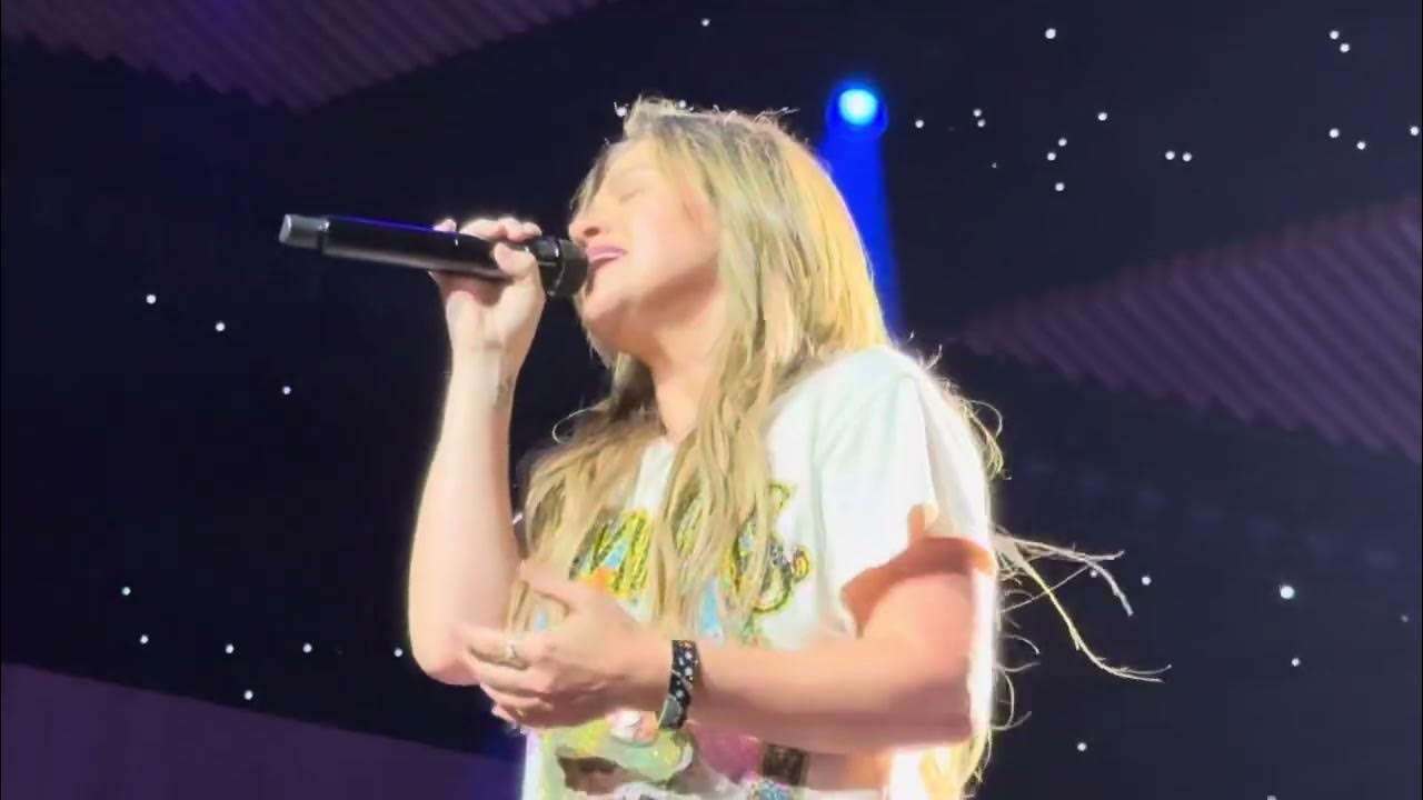 Kelly Clarkson performs Because Of You at Studio Sessions in Las Vegas on 7.11.25 Kelly Clarkson performs Because Of You at Studio Sessions in Las Vegas on 7.11.25