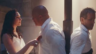 Gal Gadot Tortures Dwayne Johnson & Ryan Reynolds Red Notice Netflix