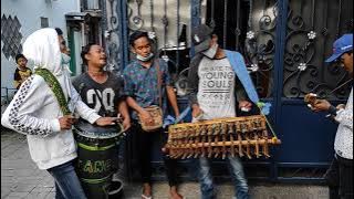 Berbeza Kasta | Thomas Arya By Pengamen Angklung Surabaya