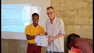 Schüler Überreicht Urkunde