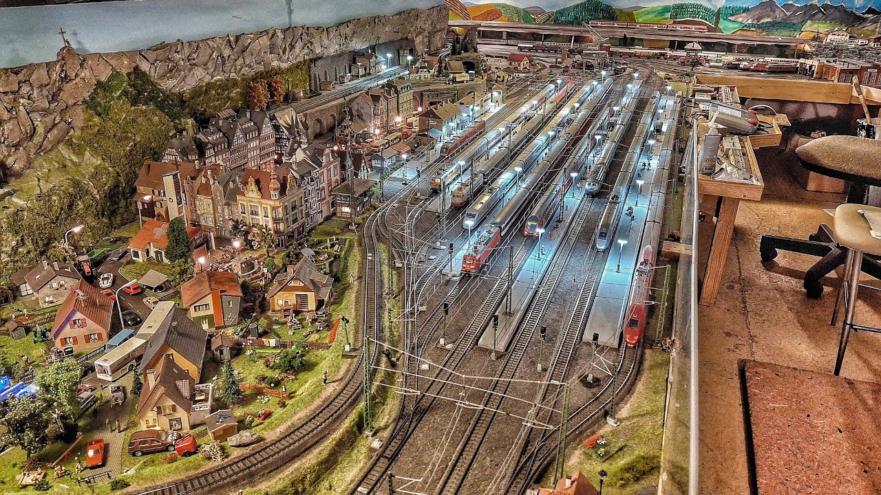 Modelleisenbahn/Emsiges Treiben in Altburg 