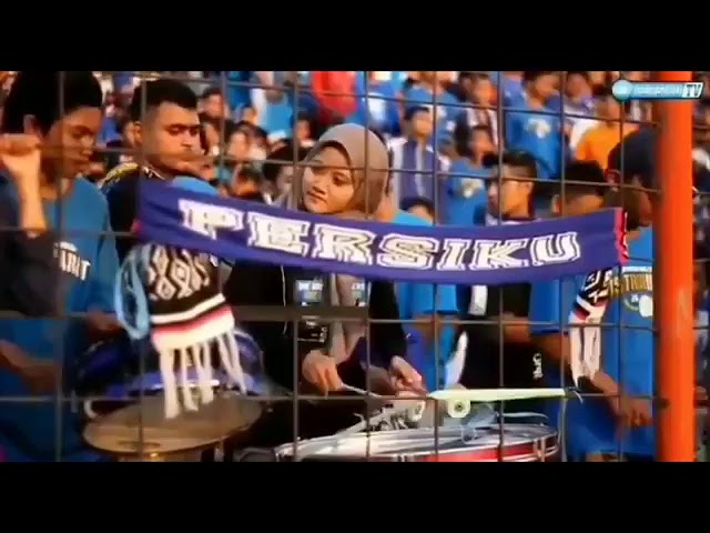 Aksi Penabuh drum Wanita dari Suporter SMM dari PERSIKU KUDUS class=