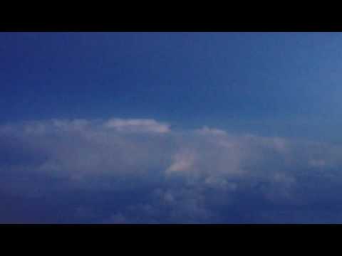 Video: Ein Flugzeugpassagier Fotografierte Eine Riesige Stange, Die Aus Den Wolken Ragte - Alternative Ansicht