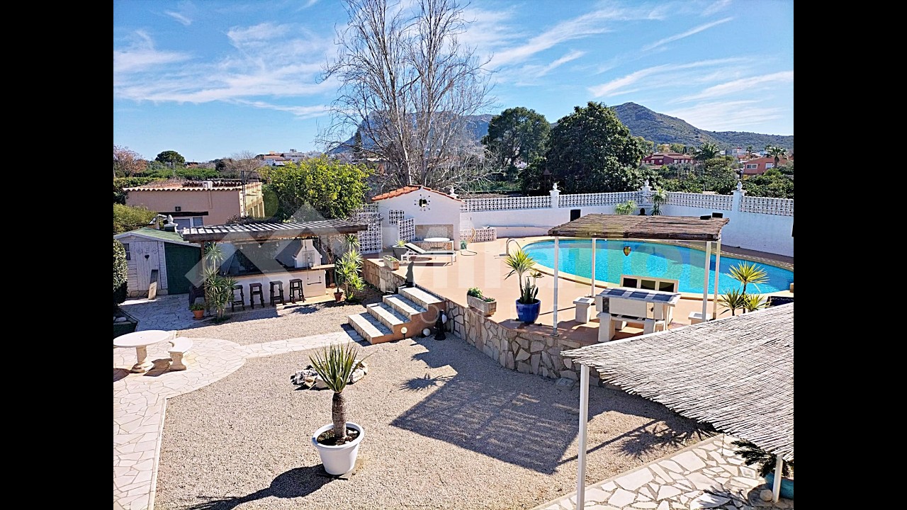 Maravillosa Villa familiar con terreno cuidado, espacio, privacidad y vida! Ref.5-3729-FI