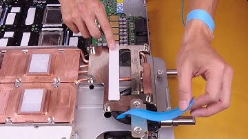 Lenovo ThinkSystem SD665-N V3 installing a GPU power distribution board