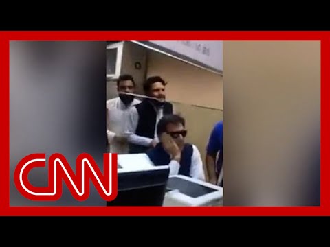 वीडियो में अपदस्थ पाकिस्तानी पीएम की अराजक और नाटकीय गिरफ्तारी को दिखाया गया है