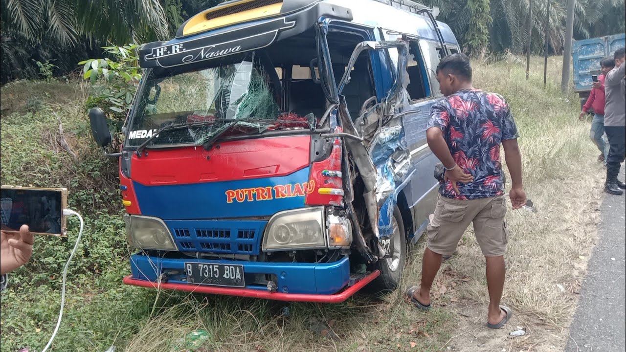 Laka Lantas,mini bus dengan truck Coldisel.