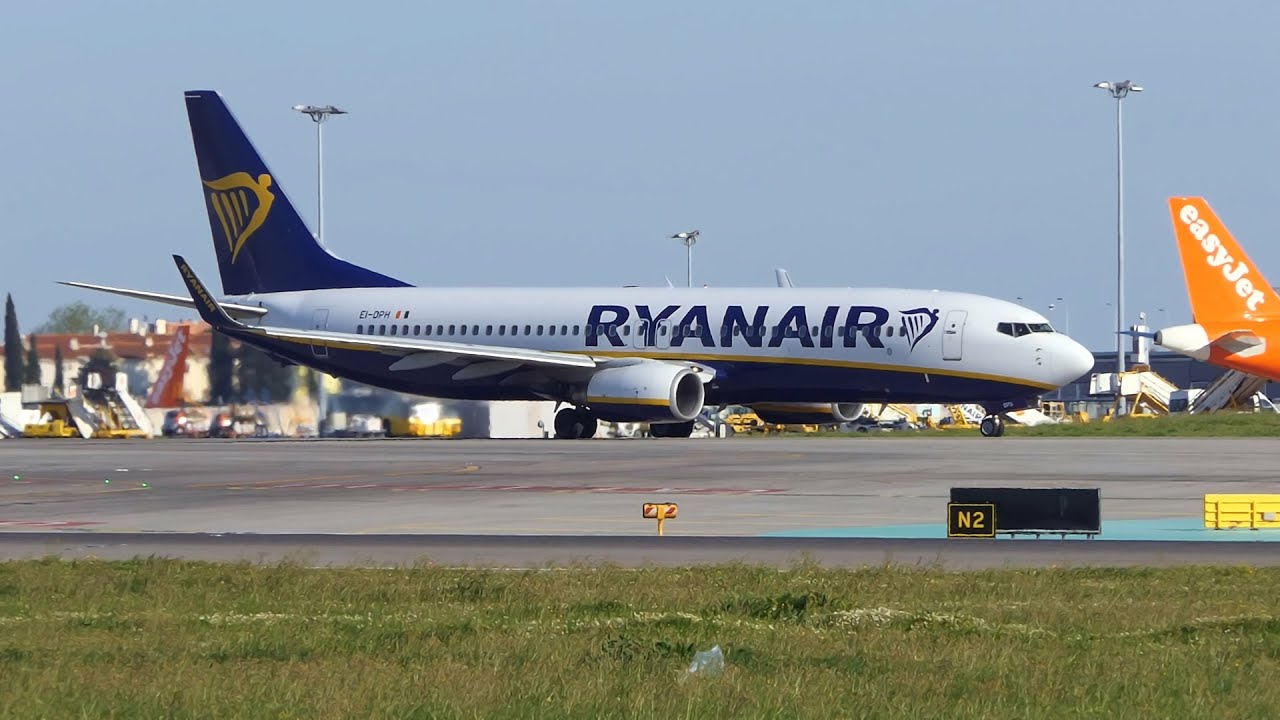 RYANAIR BOEING 737 TAKEOFF! Lisbon Airport YouTube