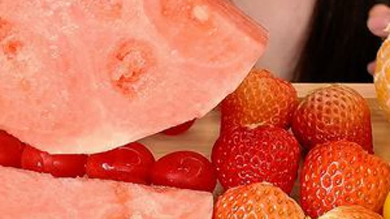 沉浸式解渴水果局 冬天吃西瓜太幸福了吧~ #咀嚼音 #快吃吧大馋丫头 #我爱吃水果 #美食声控咀嚼音