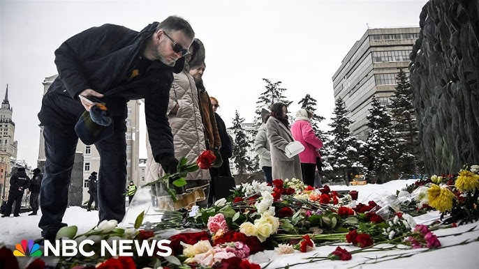 Video Shows Mourners Pay Tribute To Alexei Navalny In Moscow