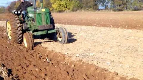 Todd Brakebill on a 730 John Deere plowing with an 810.MP4